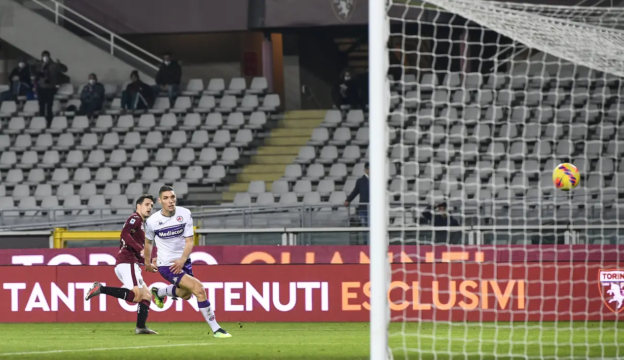Gelandang Torino, Josip Brekalo (kiri) saat mencetak gol ke gawang Fiorentina selama pertandingan lanjutan Liga Serie A Italia di stadion Olimpiade di Turin, Italia, Selasa (11/1/2022). Josip Brekalo mencetak dua gol dan mengantar Torino menang  atas Fiorentina 4-0. (Fabio Ferrari/LaPresse via AP)