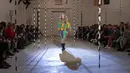 Seorang model mempersembahkan kreasi desainer Estonia Kristel Kuslapuu pada festival mode Fashion Infection di Vilnius, Lithuania, Jumat (16/10/2020). Fashion Infection merupakan festival mode tahunan paling terkemuka di Lithuania. (AP Photo/Mindaugas Kulbis)