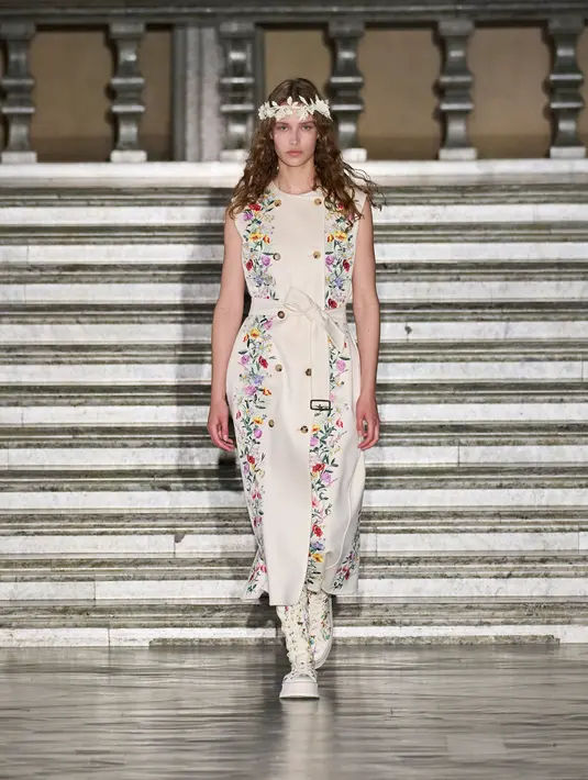 Tema Septem Flores diambil dari festival rakyat Midsommar yang populer, yaitu tentang tujuh jenis bunga liar. Legenda mengatakan bahwa siapapun yang cukup beruntung menemukan salah satu dari masing-masing bunga tersebut, harus tidur dengan bunga tersebut diletakkan di bawah bantal agar memimpikan kekasih mereka di masa depan. Foto: Document/Max Mara.