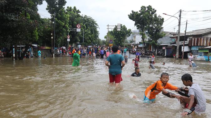 Kondisi banjir yang merendam Jalan Pondok Raya Gede, Jakarta Timur, Selasa (25/2/2020).  Sejumlah ruas jalan tergenang dan akses ke beberapa wilayah terputus, salah satunya Jalan Pondok Raya Gede. (Liputan6.com/Herman Zakharia)
