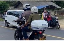 Viral Momen Polisi Bantu Antar Warga yang Motornya Bermasalah ke Rumah Sakit, Aksinya Tuai Pujian