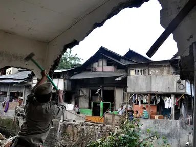 Pemprov Jakarta Selatan kembali menertibkan sejumlah bangunan liar semi permanen di sepanjang bantaran kali Mampang, Jakarta, (19/8/2014). (Liputan6.com/Miftahul Hayat)