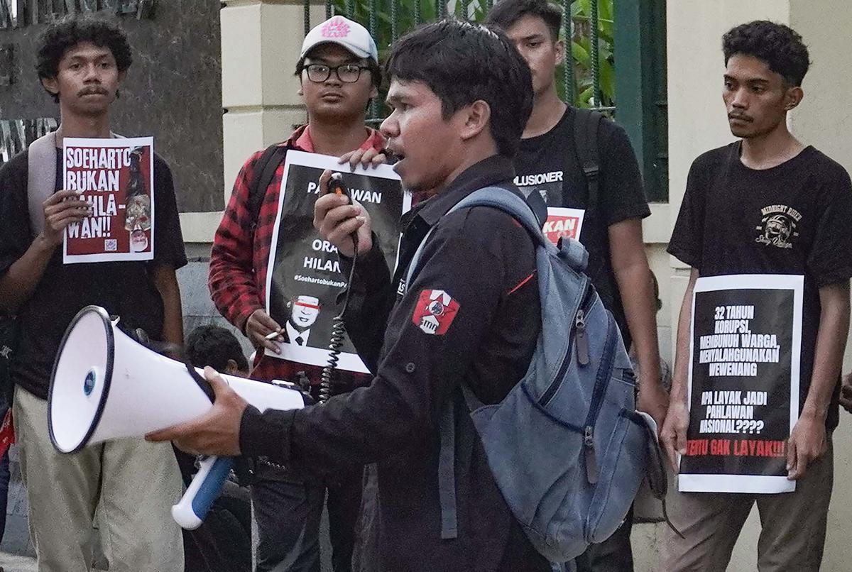 FOTO: Aktivis Gelar Aksi Tolak Penganugerahan Gelar Pahlawan untuk Soeharto
