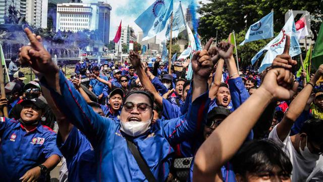 FOTO: Aksi Buruh Peringati May Day di Kawasan Patung Kuda