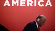 Mantan Presiden AS dan calon presiden AS dari Partai Republik, Donald Trump terlihat mengenakan perban di telinganya setelah terluka dalam upaya pembunuhan pada hari pertama Konvensi Nasional Partai Republik 2024 di Fiserv Forum di Milwaukee, Wisconsin, 15 Juli 2024. (Brendan SMIALOWSKI/AFP)