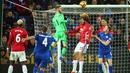 Kiper Manchester United, David De Gea dan rekannya, Marouane Fellaini  berusaha membuang bola dari kejaran para pemain Leicester City pada lanjutan Premier League pekan ke-24 di King Power Stadium, Leicester, (5/2/2017).  MU menang 3-0. (EPA/Tim Keeton)