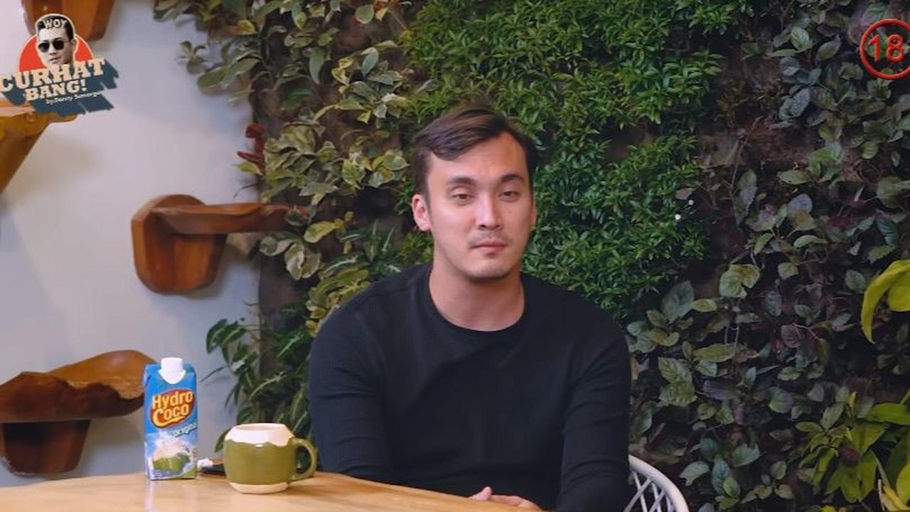 “Maksudnya, gue juga bukan berasal dari keluarga yang lengkap. Gue broken home juga. Nyokap gue yang survive dari dulu gedein gue susah payah,”