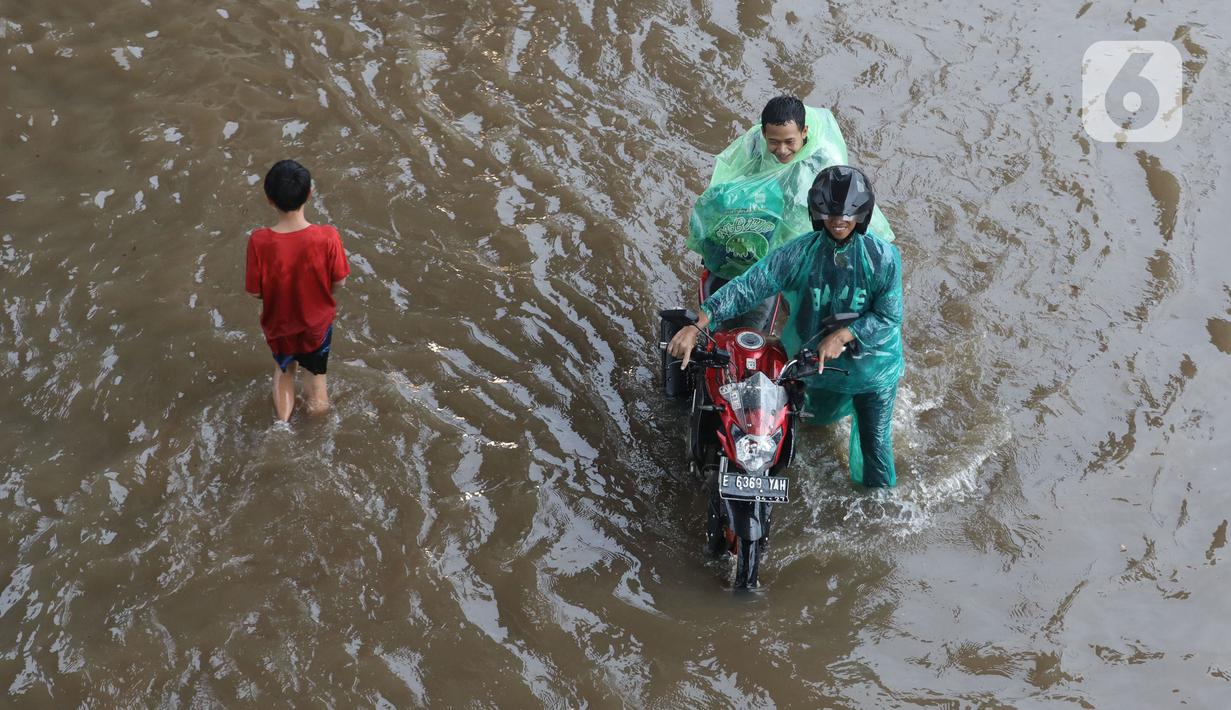 Salah satunya jalan Ciledug Raya, Jakarta Selatan. Jalan ini tergenang air setinggi hingga 50 sentimeter. (Liputan6.com/Angga Yuniar)