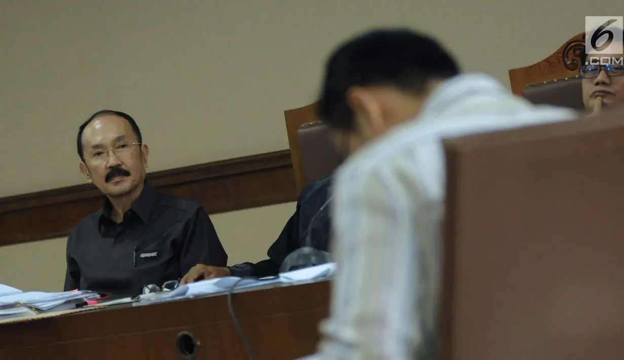 Terdakwa kasus dugaan merintangi penyidikan dugaan korupsi e-KTP, Fredrich Yunadi menyimak keterangan saksi saat sidang lanjutan di Pengadilan Tipikor, Jakarta, Kamis (22/3). Sidang mendengarkan keterangan saksi. (Liputan6.com/Helmi Fithriansyah)