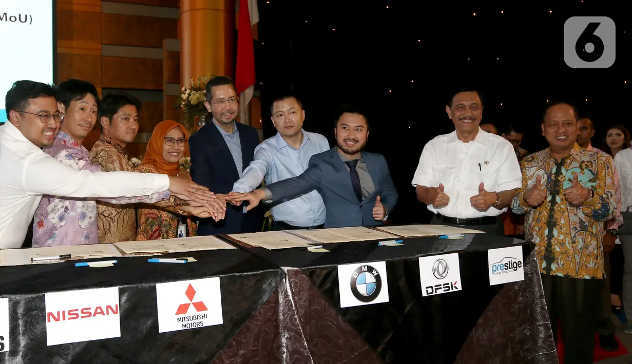 Plt Dirut PLN Sripeni Inten Cahyan bersama produsen dan distributor mobil listrik usai MoU terkait pengembangan Stasiun Pengisian Kendaraan Listrik Umum (SPKLU) untuk percepatan kendaraan listrik berbasis baterai di Jakarta, Rabu (16/10/2019). (Liputan6.com/Fery Pradolo)