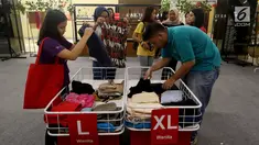 Pengunjung mencari busana di pameran yang digagas oleh LSPR Communication Festival, Carousell Barteran Yuk, berkolaborasi dukungan Pemberdayaan Pengusaha Kreatif Indonesia di Atrium FX, Jakarta, Jumat (27/7). (Lipuatn6.com/Johan Tallo)