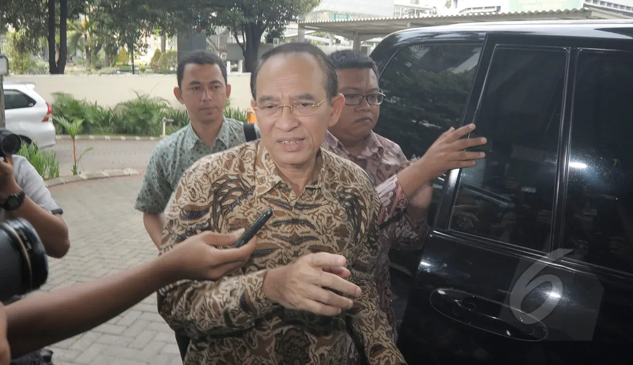 Mantan Menteri Agama Suryadharma Ali atau SDA mendatangi Gedung KPK, Jakarta, Jumat (10/4/2015). SDA akan diperiksa sebagai tersangka kasus dugaan korupsi penyelenggaraan haji di Kementerian Agama 2012-2013. (Liputan6.com/Herman Zakharia)