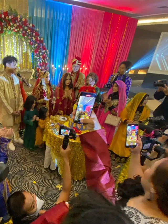 Pesta ultah Iis Dahlia ke-50 usung tema Bollywood (Foto: Instagram @kangferrymaryadi)