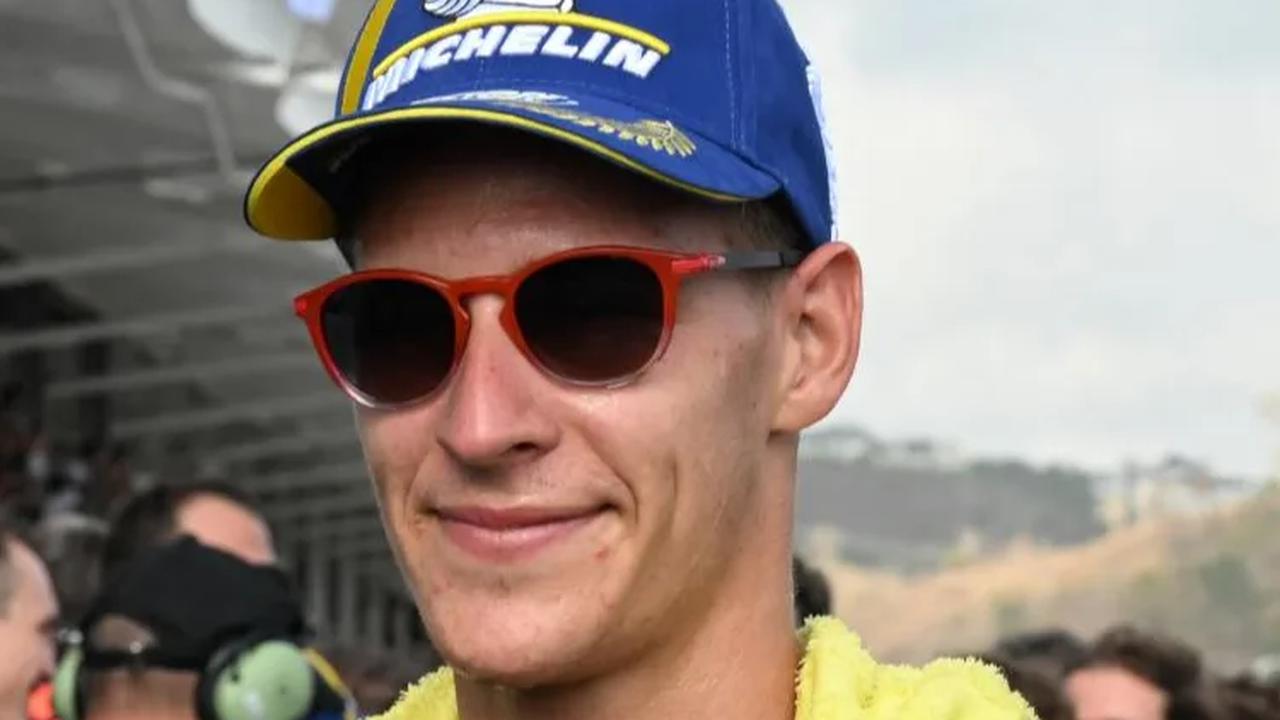 Selain itu, Fabio Quartararo punya gaya sendiri dalam selebrasi. Dia melepas sepatu balapnya dan melempar ke kerumunan orang yang berada di bawah podium.<br>