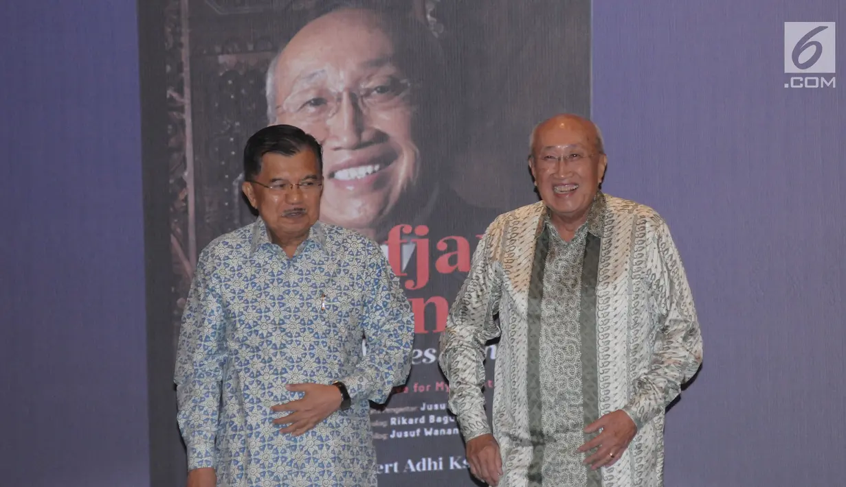 Wakil Presiden, Jusuf Kalla (kiri) bersama Sofjan Wanandi usai membuka bedah buku Sofjan Wanandi dan Tujuh Presiden di Jakarta, Rabu (23/5). Buku ini berkisah perjalanan hidup aktivis 1966 dan pengusaha, Sofjan Wanandi. (Liputan6.com/Helmi Fithriansyah)