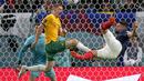 Penyerang Prancis, Olivier Giroud melakukan tendangan gunting dari kawalan pemain Australia, Kye Rowles selama pertandingan grup D Piala Dunia 2022 Qatar di Stadion Al Janoub di Al Wakrah, Qatar, Rabu (23/11/2022). Giroud mencetak dua gol dan mengantar Prancis menang atas Australia 4-1. (AP Photo/ Frank Augstein)