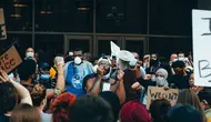Ilustrasi intervensi, aksi demo. (Photo by Josh Hild on Unsplash)
