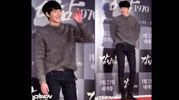 Aktor Kim Wo Bin berpose dalam balutan sewater dan celana skinny jeans hitam di red carpet premier film Lee Min Ho, Gangnam Blues di Seoul Megabox, Selasa (20/1/2015)malam. (dramafever.com)