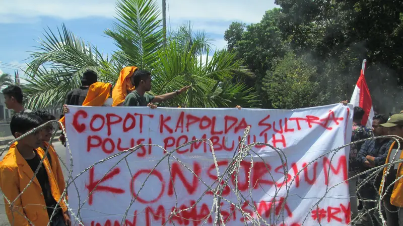 Aksi demonstrasi mahasiswa UHO menuntut pengungkapan kasus mahasiswa korban tertembak polisi di Kendari.