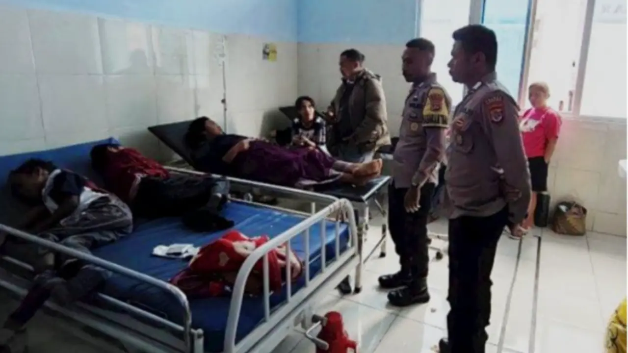 Sejumlah siswa saat dilarikan ke rumah sakit usai mengkonsumsi makanan bergizi gratis di Kabupaten Manggarai, NTT.