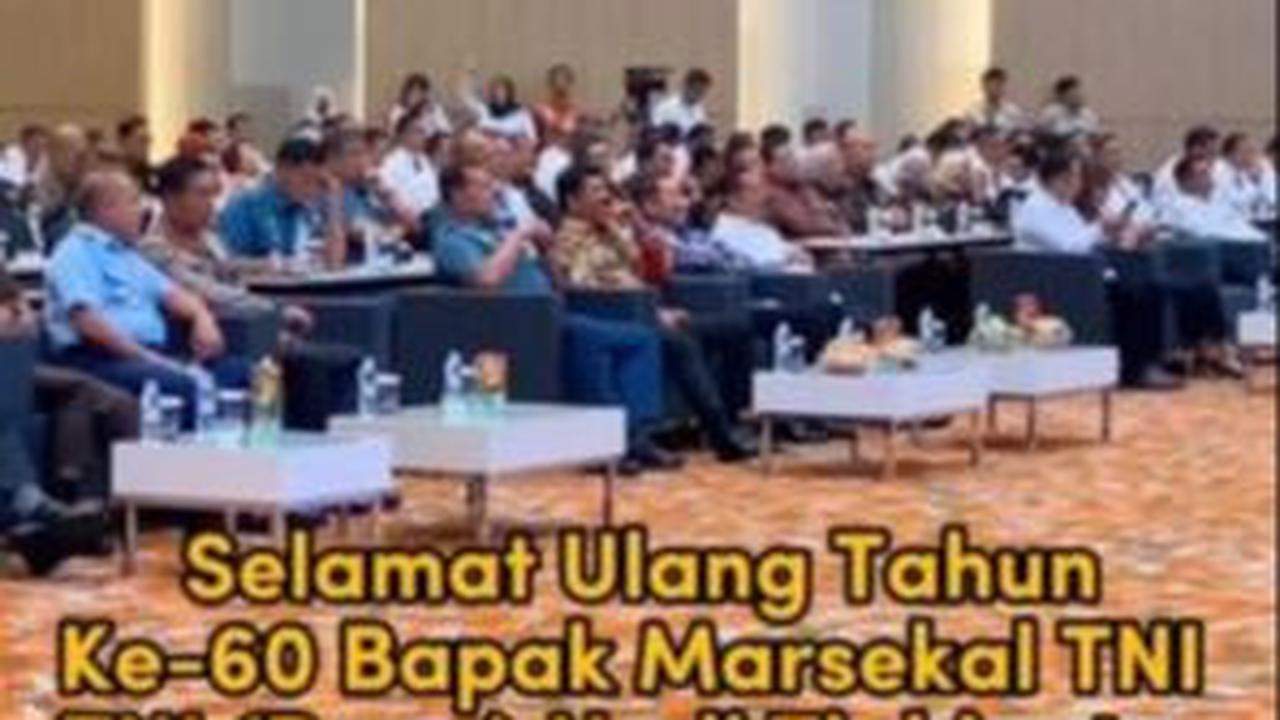Namun siapa sangka, di akhir acara ada kejutan spesial untuk eks Panglima TNI ini. Para hadirin di Rakornas merayakan ulang tahun Hadi Tjahjanto yang baru saja berlangsung.<br>