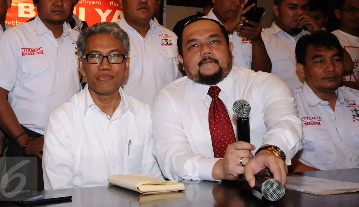 Buni Yani (kiri) bersama tim kuasa hukumnya bersiap memberi klarifikasi terkait potensi menjadi tersangka kasus dugaan pelanggaran UU IT, Jakarta (7/11). Buni Yani beserta kuasa hukumnya menyatakan siap diperiksa. (Liputan6.com/Helmi Fithriansyah) 