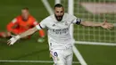 Striker Real Madrid, Karim Benzema melakukan selebrasi usai mencetak gol pertama timnya ke gawang Barcelona dalam laga lanjutan Liga Spanyol 2020/2021 pekan ke-30 di Alfredo di Stefano Stadium, Madrid, Sabtu (10/4/2021). Real Madrid menang 2-1 atas Barcelona. (AP/Manu Fernandez)