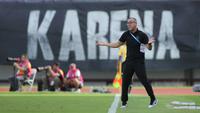 Aksi pelatih Borneo FC Samarinda, Fabio Lefundes saat memimpin timnya menjalani laga tandang di markas Persita Tangerang, Indomilk Arena dalam laga pekan ke-17 BRI Super League 2025/2026, Jumat (9/1/2026) sore WIB. (Bola.com/Bagaskara Lazuardi)