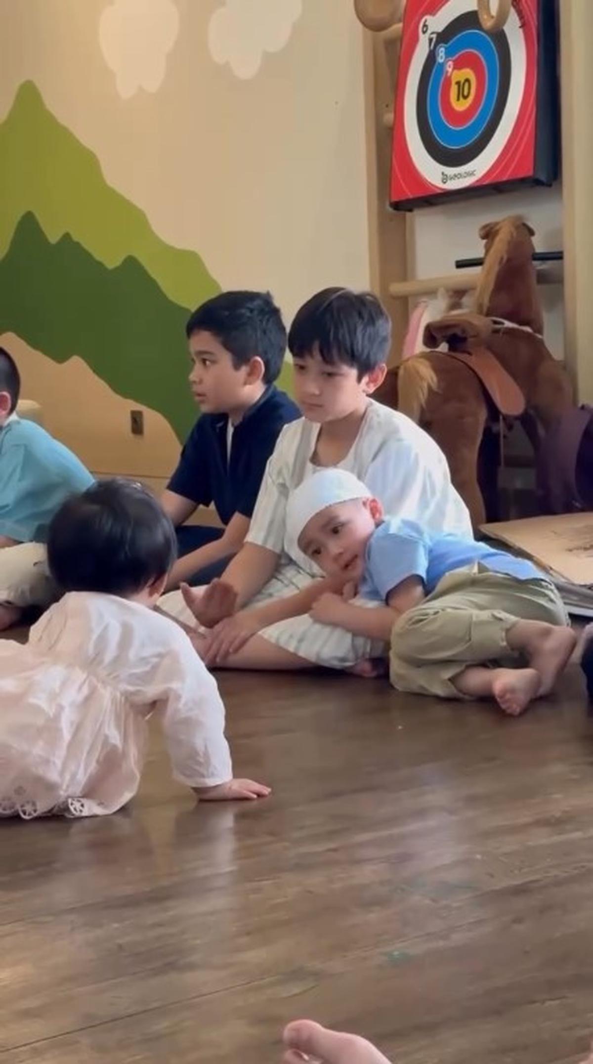 Gemes Banget, Ini Momen Rafathar Ikut Pesantren Kilat Sambil Momong Rayyanza dan Lily