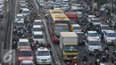 Kondisi kepadatan lalu lintas di Jalan Gatot Subroto, Jakarta, Jumat (1/7/2016). Seiring berakhirnya jam kerja, sejumlah pemudik terlihat mulai meninggalkan kota Jakarta menuju kampung halaman. (Liputan6.com/Helmi Fithriansyah)
