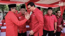 Basuki Tjahaja Purnama  (kanan) bersalaman dengan Sekjen DPP PDI Perjuangan, Hasto Kristiyanto saat menghadiri upacara upacara HUT ke-74 RI di Jakarta, Sabtu (17/8/2019). Upacara HUT ke-74 Kemerdekaan RI tersebut diikuti ribuan kader dan simpatisan partai PDIP.