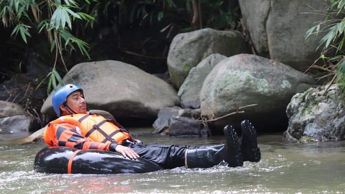 Bupati Bone Bolango saat mencoba adrenalin di wisata arung jeram Longalo River Tubing (Arfandi Ibrahim/Liputan6.com)
