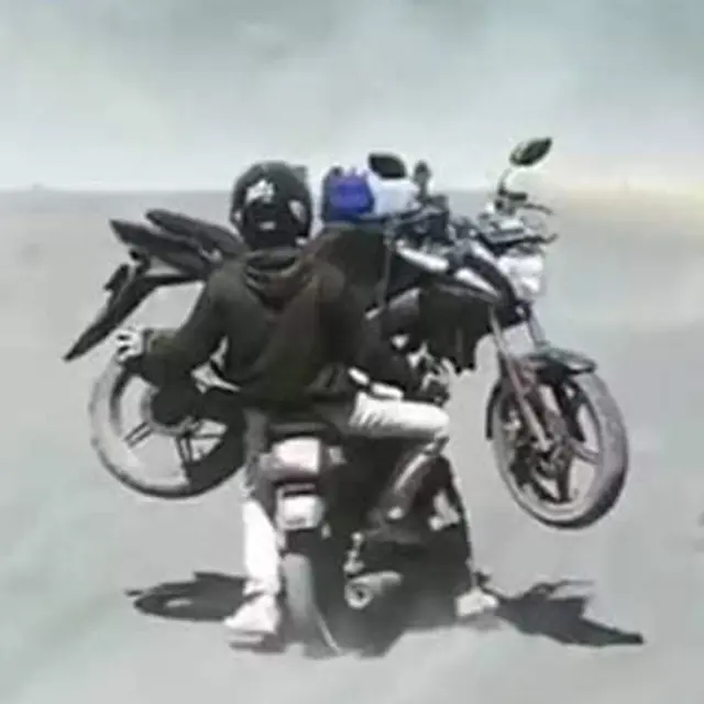 6 Potret Pengendara saat Angkut Motor Ini Bikin Was-Was