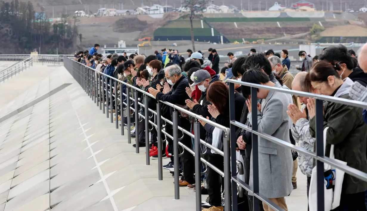 Warga berdoa saat memperingati gempa bumi dan tsunami 2011 di Rikuzentakata, Prefektur Iwate, Jepang, Rabu (11/3/2020). Gempa 9,0 magnitudo yang menyebabkan tsunami pada 11 Maret 2011 itu menyebabkan sekitar 15 ribu orang tewas. (Jun Hirata/Kyodo News via AP)