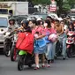 Ratusan pelajar SMA mendorong sepeda motor mereka di Bundaran Simpang Lima, Semarang, Jawa Tengah, Kamis (3/5). Aparat Polrestabes Semarang mengamankan mereka karena mengendarai motor tanpa helm. (Liputan6.com/Gholib)