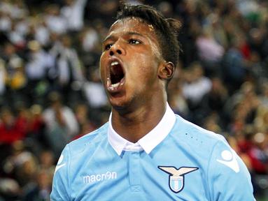 Striker Lazio, Balde Diao Keita, melakukan selebrasi usai mencetak gol ke gawang Udinese pada laga lanjutan Serie A di Stadion Friuli (1/10/2016). Keita menjadi pemain yang diperebutkan AC Milan dan Juventus. (EPA/Stefano Lancia)