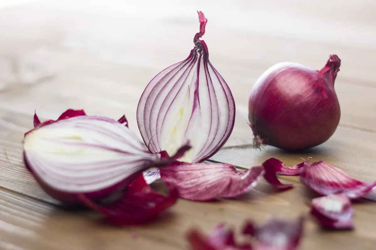 Ilustrasi kerokan pakai bawang merah (iStockphoto)