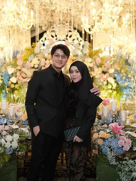 Lesty Kejora dan Rizky Billar serasi dalam tema tradisional-modern serba-hitam. [Foto: @lestykejora]