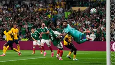 Kiper Ekuador Hernan Galindez, mengamati tendangan Gilberto Mora dari Meksiko yang meleset ke gawang selama pertandingan sepak bola babak 32 besar Piala Dunia di Mexico City, Selasa, (30/06/2026).  (AP Photo/Dolores Ochoa)