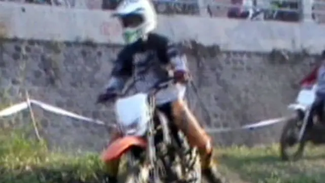 Kemarau, Sungai Dengkeng Disulap Jadi Trek Motor Trail