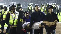 Sebanyak 127 orang meninggal dalam kerusuhan suporter yang pecah seusai pertandingan derbi Jawa Timur, Arema FC kontra Persebaya Surabaya di Stadion Kanjuruhan di Kabupaten Malang, Jawa Timur. (AP/Yudha Prabowo)