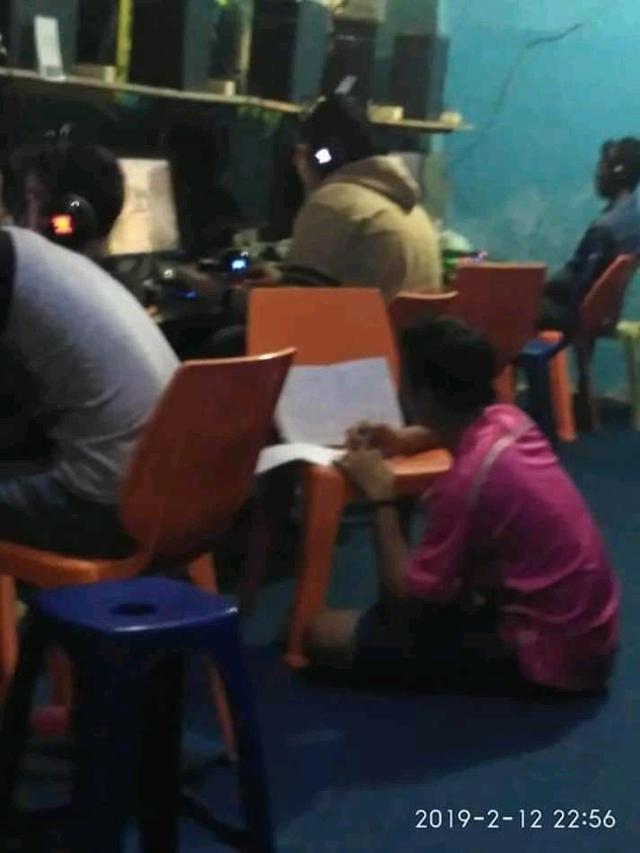 potret absurd di warnet