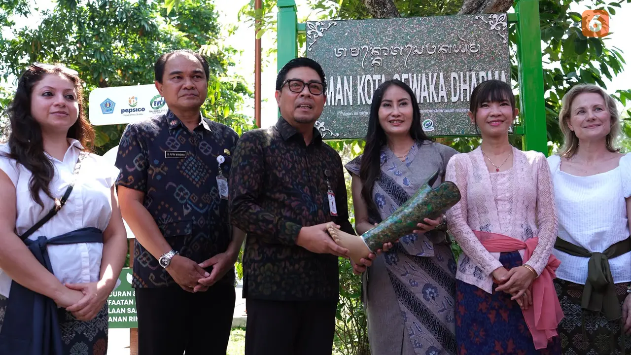 Director of Bali Waste Cycle Olivia Anastasia Padang pada Jumat (19/9/2026) di Denpasar, Bali, mengatakan bahwa material hasil pengolahan tersebut juga dimanfaatkan untuk mendukung pembuatan kaki palsu bagi penyandang disabilitas.