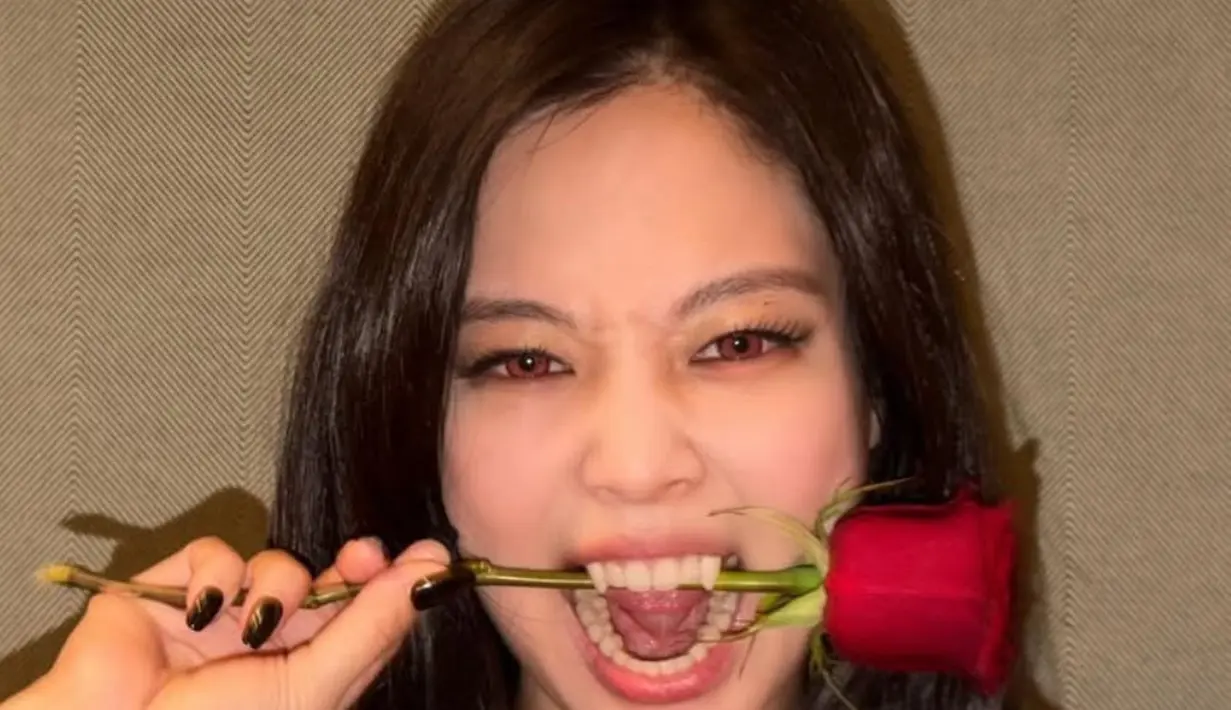 Penyanyi asal Korea Selatan, Jennie, mengumumkan kolaborasi musik terbarunya bersama grup musik asal Australia, Tame Impala. Kolaborasi menciptakan versi remix dari lagu berjudul “Dracula” yang dijadwalkan dirilis pada hari ini, Jumat, 6 Februari 2026. [@jennierubyjane]