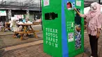 Pengunjung memasukkan botol plastik pada Mini Collection Point (MCP), PT Plasticpay Teknologi Daur Ulang di Jakarta, Minggu (16/05/2021).  Perusahaan berbasis sosial digital, mengajak perusahaan dan institusi aktif menerapkan eco green dalam kegiatan usaha mereka. (Liputan6.com/HO/INOV)