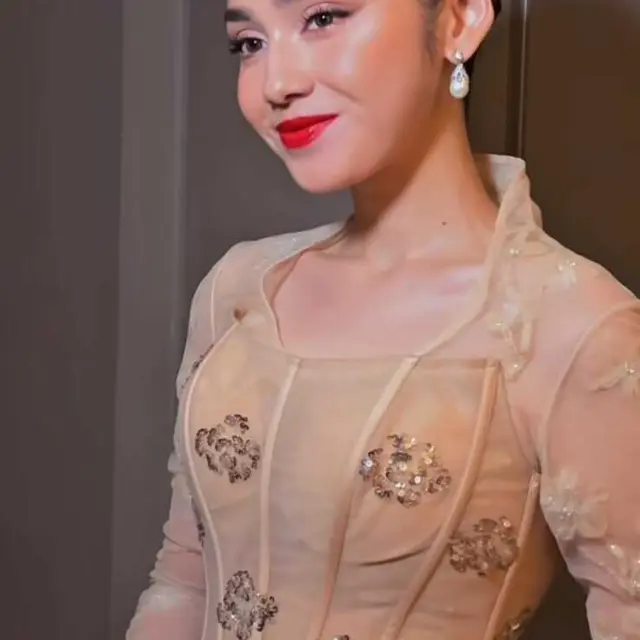 Model Kebaya Syifa Hadju dengan Detail Korset yang Bikin Ramping
