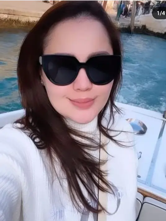 Usai kacamata bening, inilah potret Jennifer Dunn saat mengenakan kacamata hitam. Meski sudah berkepala tiga, wanita yang kerap disapa Jedun ini menampakkan potretnya yang awet muda. Terlebih pemain sinetron Atas Nama Cinta ini juga dikenal lebih langsing. (Liputan6.com/IG/@jennifer_haris89)