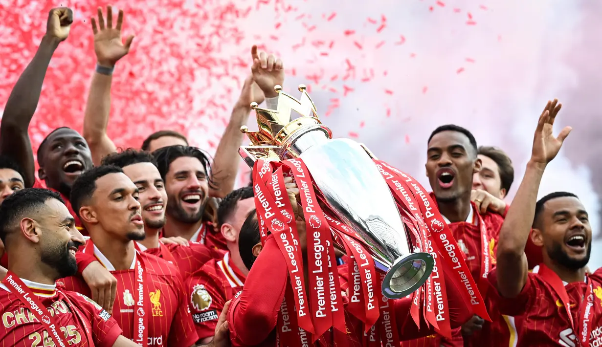 Kemenangan itu membuat The Reds unggul 15 poin dari pesaing terdekat, Arsenal, yang menempati posisi dua klasemen Liga Premier Inggris musim 2024/2025. (Paul ELLIS/AFP)