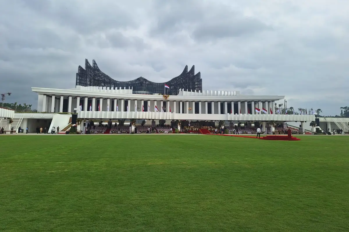 Persiapan jelang Upacara HUT ke-79 Kemerdekaan Republik Indonesia akan digelar di Istana Negara Ibu Kota Nusantara (IKN), Kalimantan Timur, Sabtu (17/8/2024) (Liputan6.com/Lizsa Egeham)