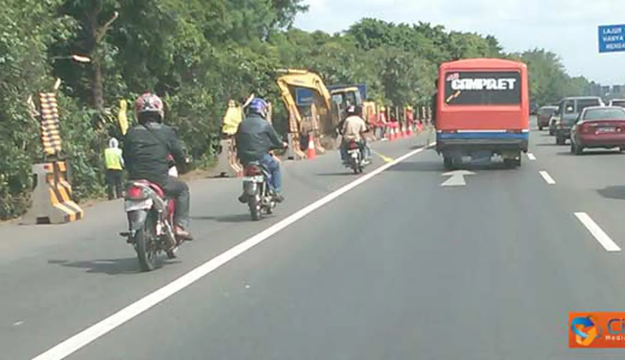 Citizen6, Jakarta: Tiga sepeda motor masuk Jalan Tol. Motor ini terlihat bersama rombongan pengantar jenazah, masuk dari arah UKI Cawang, dan keluar di Pintu Tol Cibubur 1, Minggu (10/4) siang.(Pengirim: Adrianto)